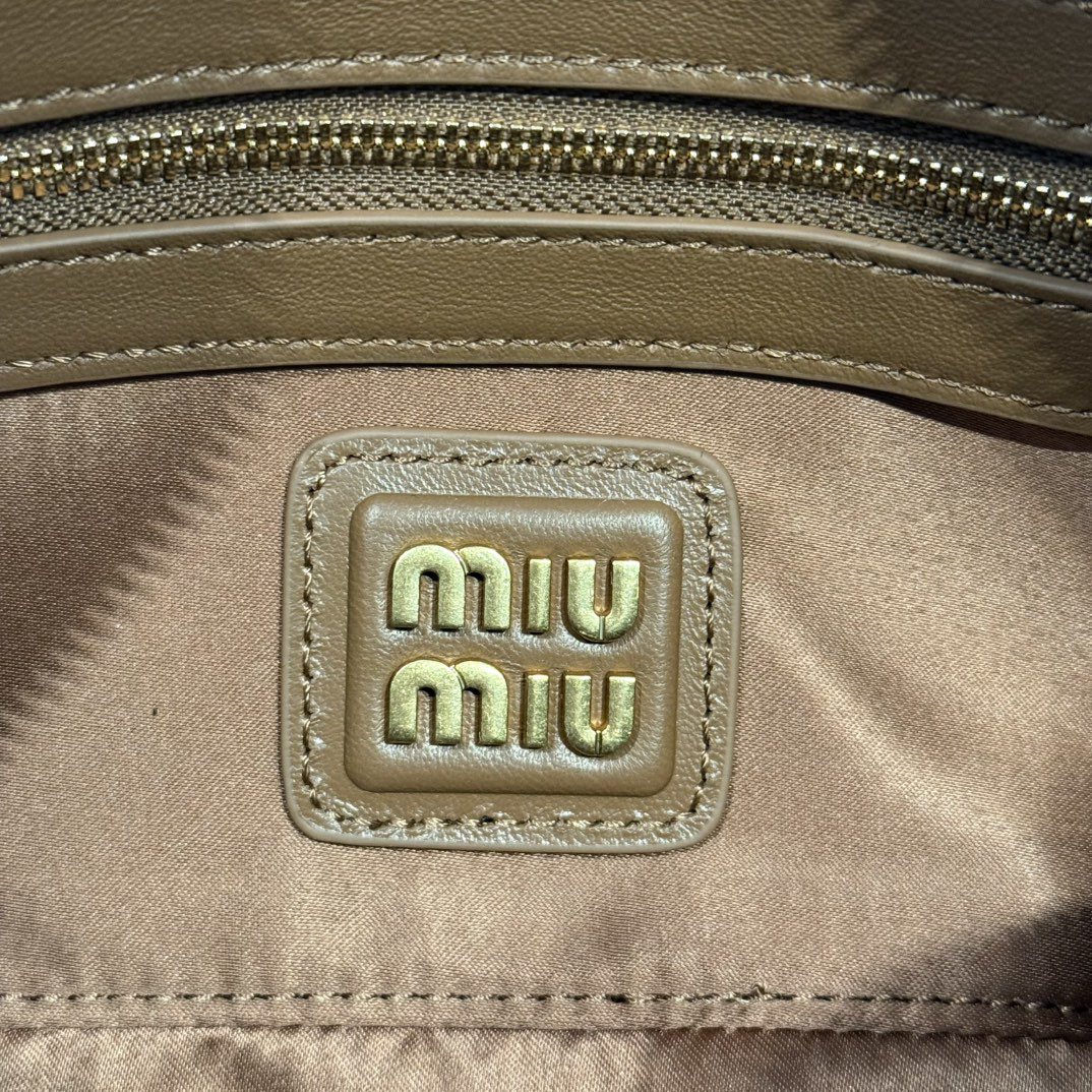 ミュウミュウ「Miu Miu」ヒツジ革の木目がレトロな小さめのバッグです