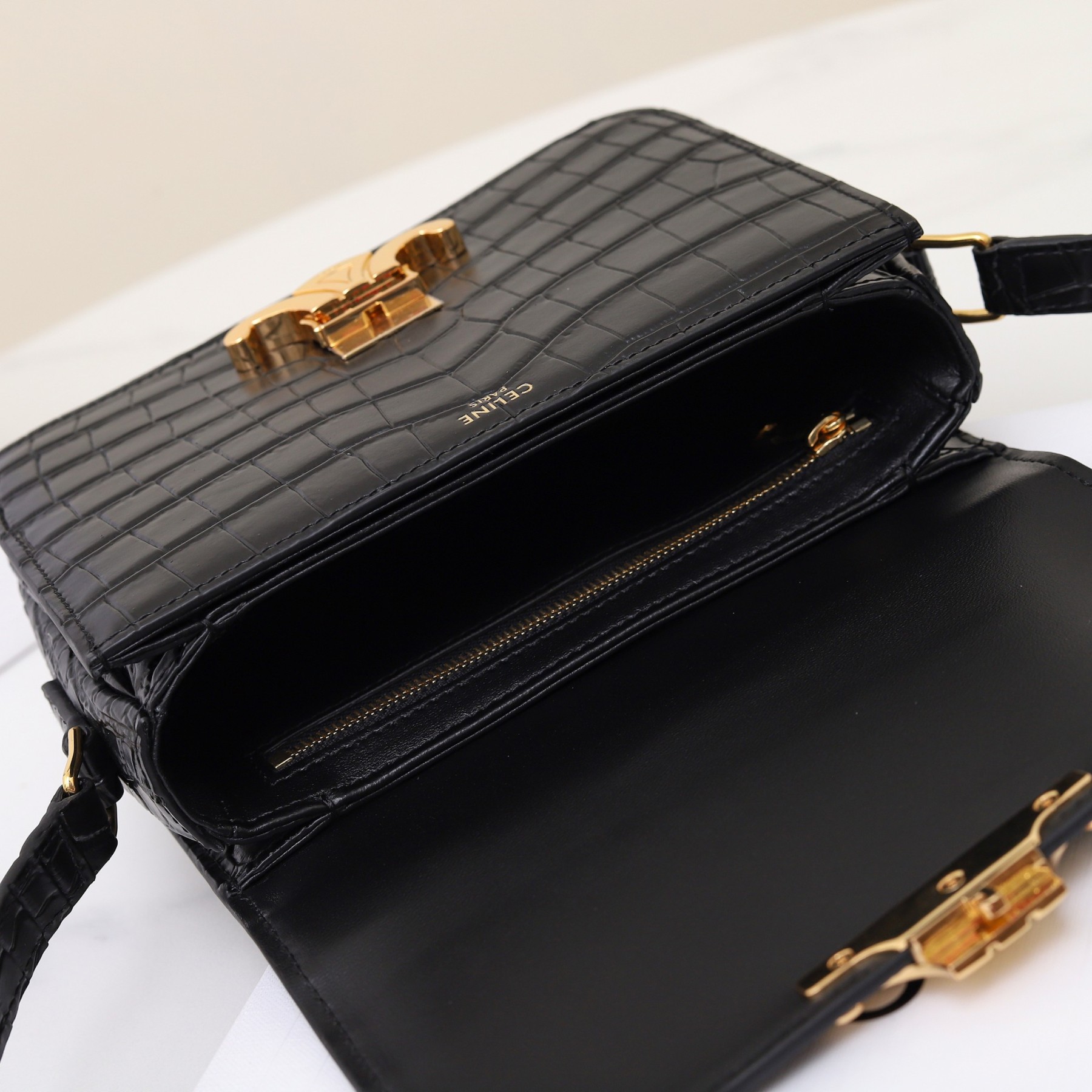 セリーヌ「Celine」クロコダイルエンボス トリアンンフ ショルダーバッグ