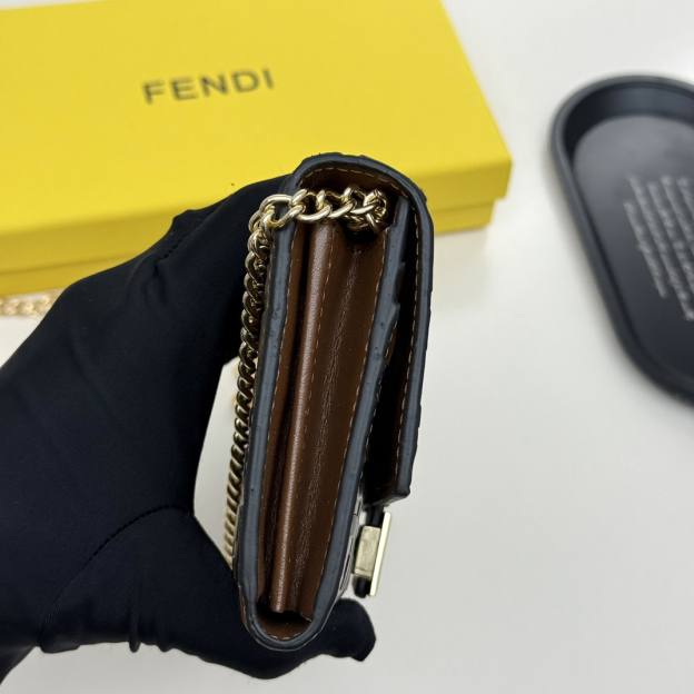 フェンディ「Fendi」マルチファンクション チェーンウォレット