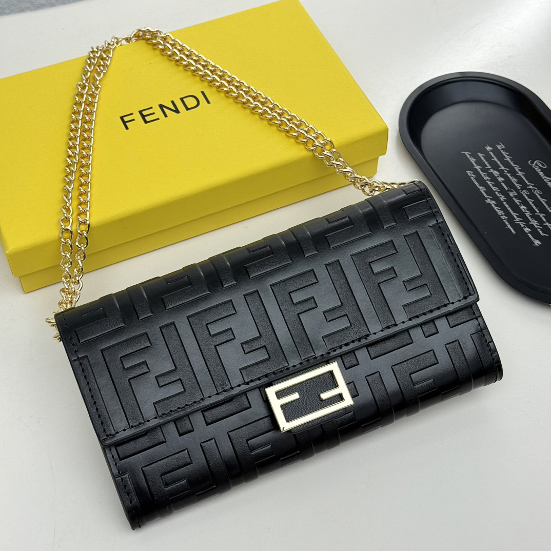 フェンディ「Fendi」マルチファンクション チェーンウォレット