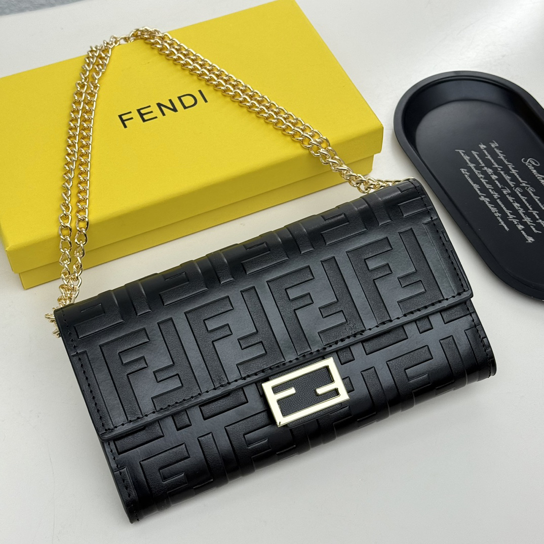 フェンディ「Fendi」マルチファンクション チェーンウォレット