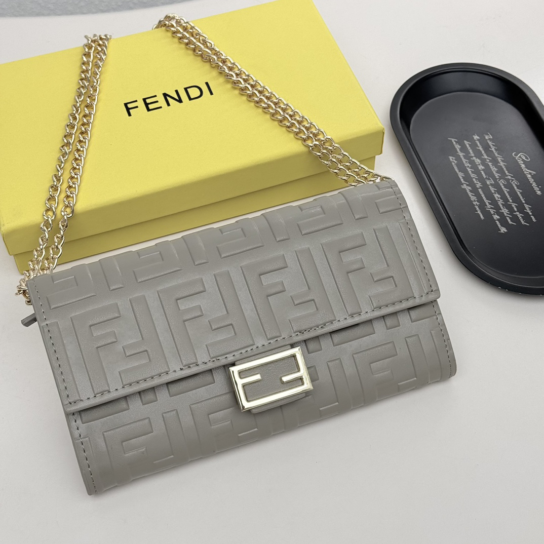 フェンディ「Fendi」マルチファンクション チェーンウォレット
