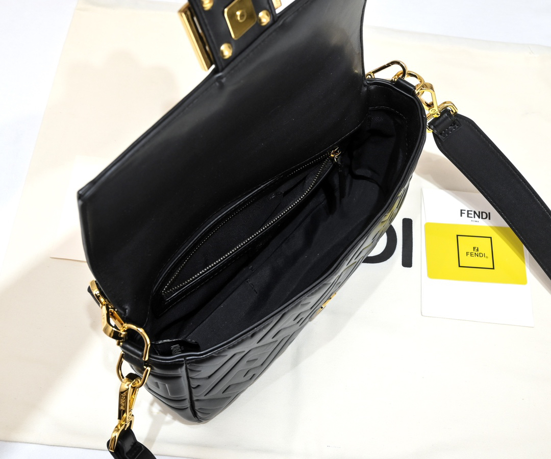 フェンディ「Fendi」Baguette レザー ショルダーバッグ