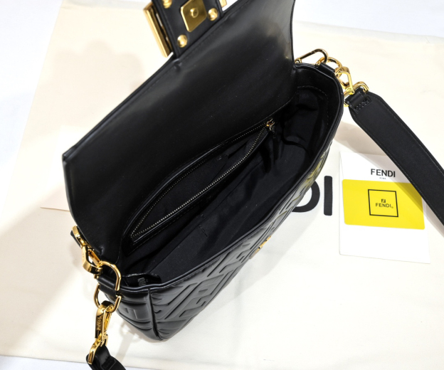 フェンディ「Fendi」Baguette レザー ショルダーバッグ