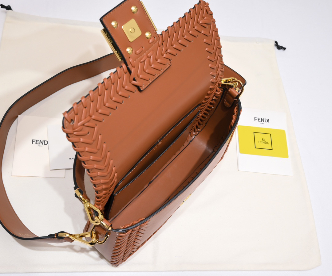 フェンディ「Fendi」 Baguette メディウム レザー ショルダーバッグ