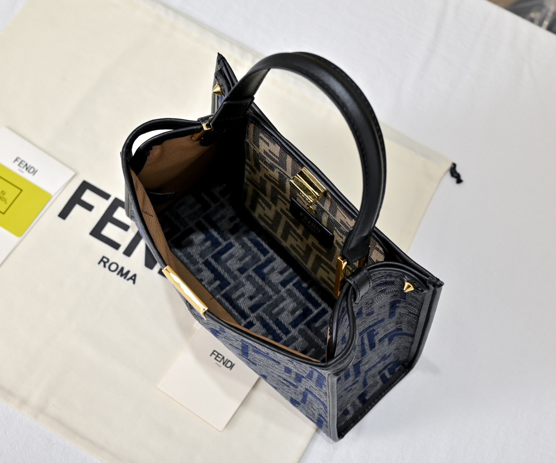 フェンディ「Fendi」Peekaboo X-Lite メディウム ショルダーバッグ