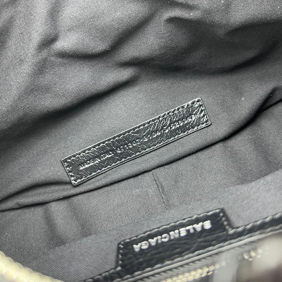 バレンシアガ「Balenciaga」 LE CAGOLE 半月型ショルダーバッグ