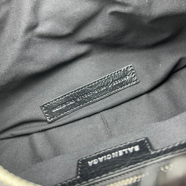 バレンシアガ「Balenciaga」 LE CAGOLE 半月型ショルダーバッグ