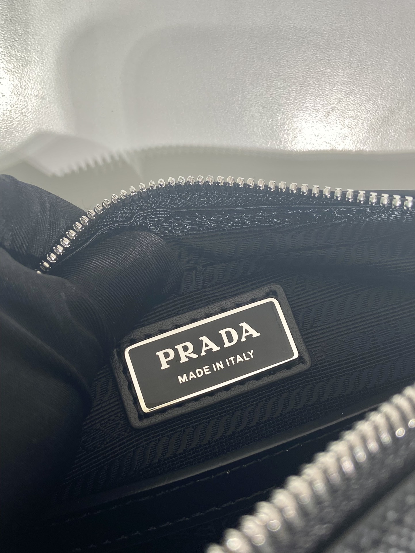 プラダ「Prada」サフィアーーノレザー ショルダーバッグ