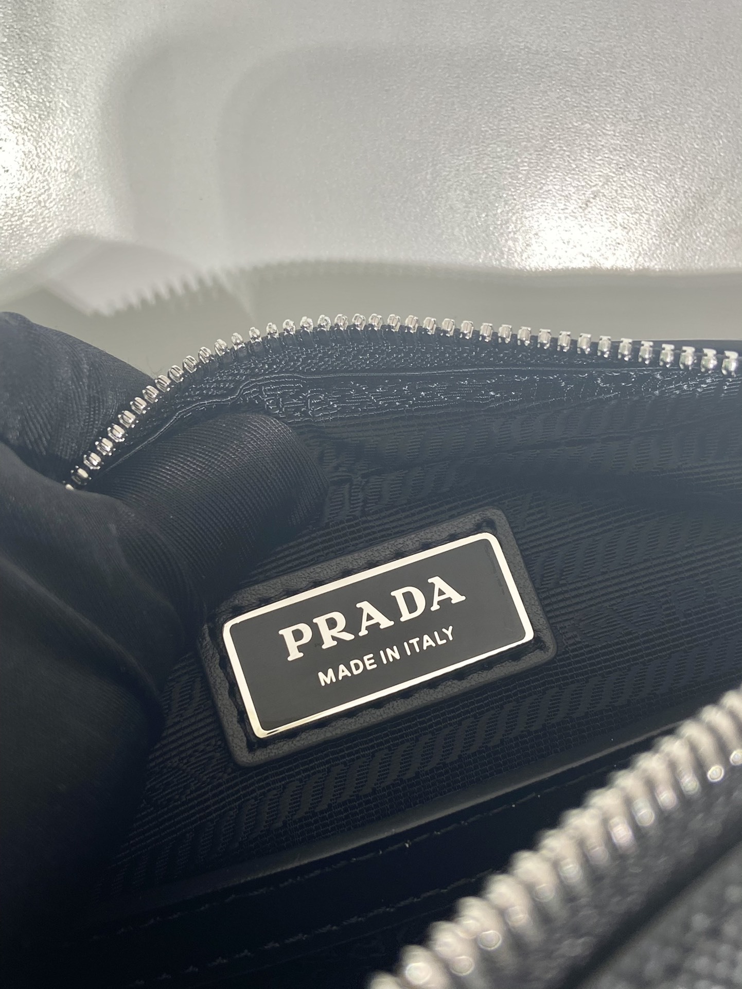 プラダ「Prada」サフィアーーノレザー ショルダーバッグ