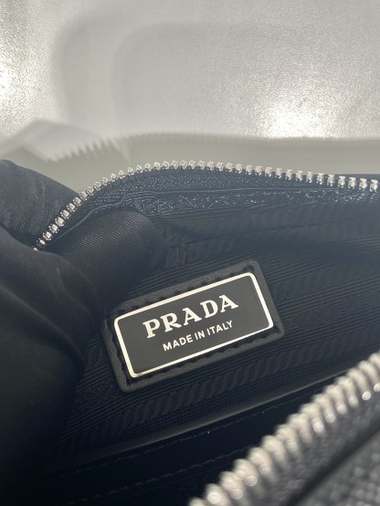プラダ「Prada」サフィアーーノレザー ショルダーバッグ