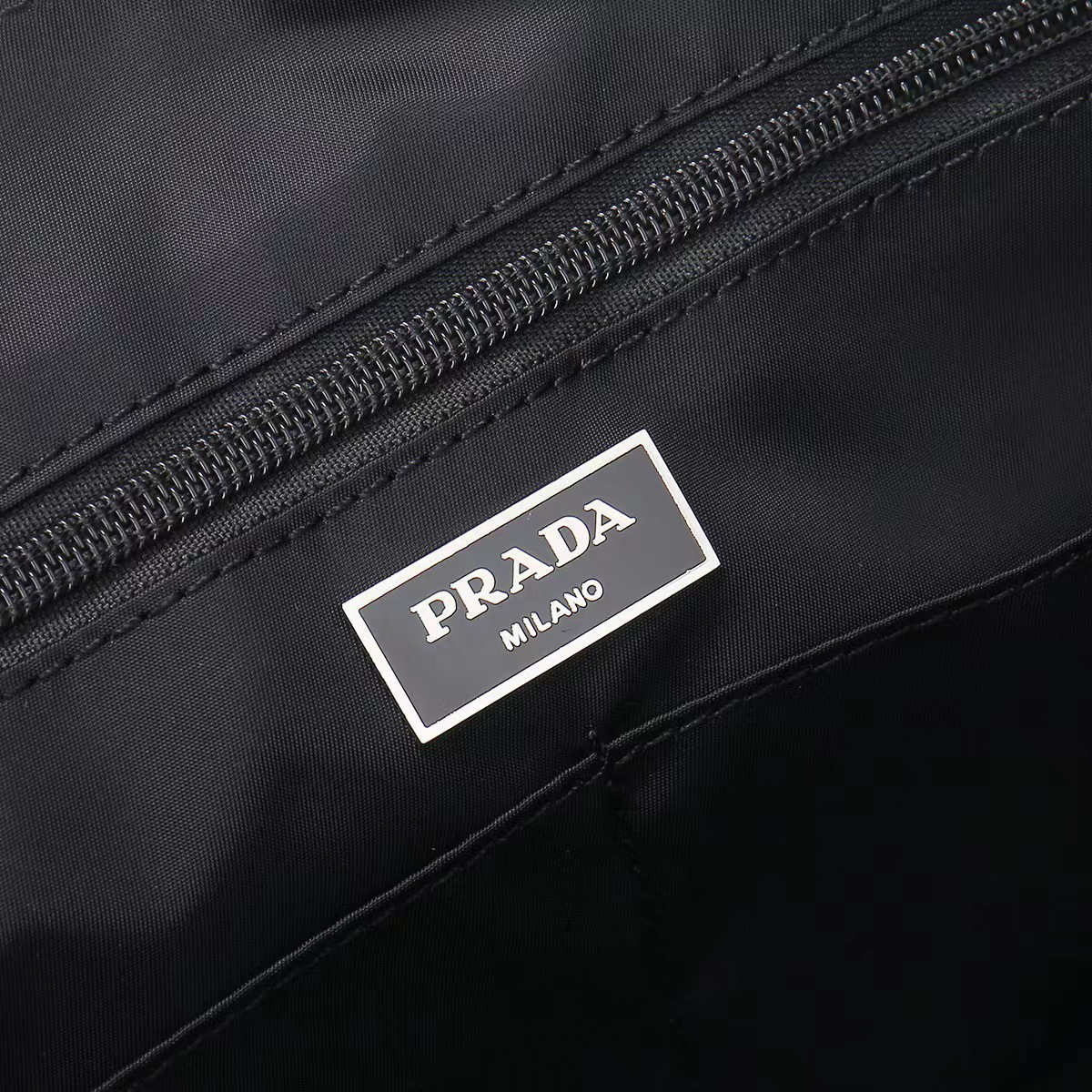 プラダ「Prada」 Re-Nylon & Saffiano Leather Messenger Bag