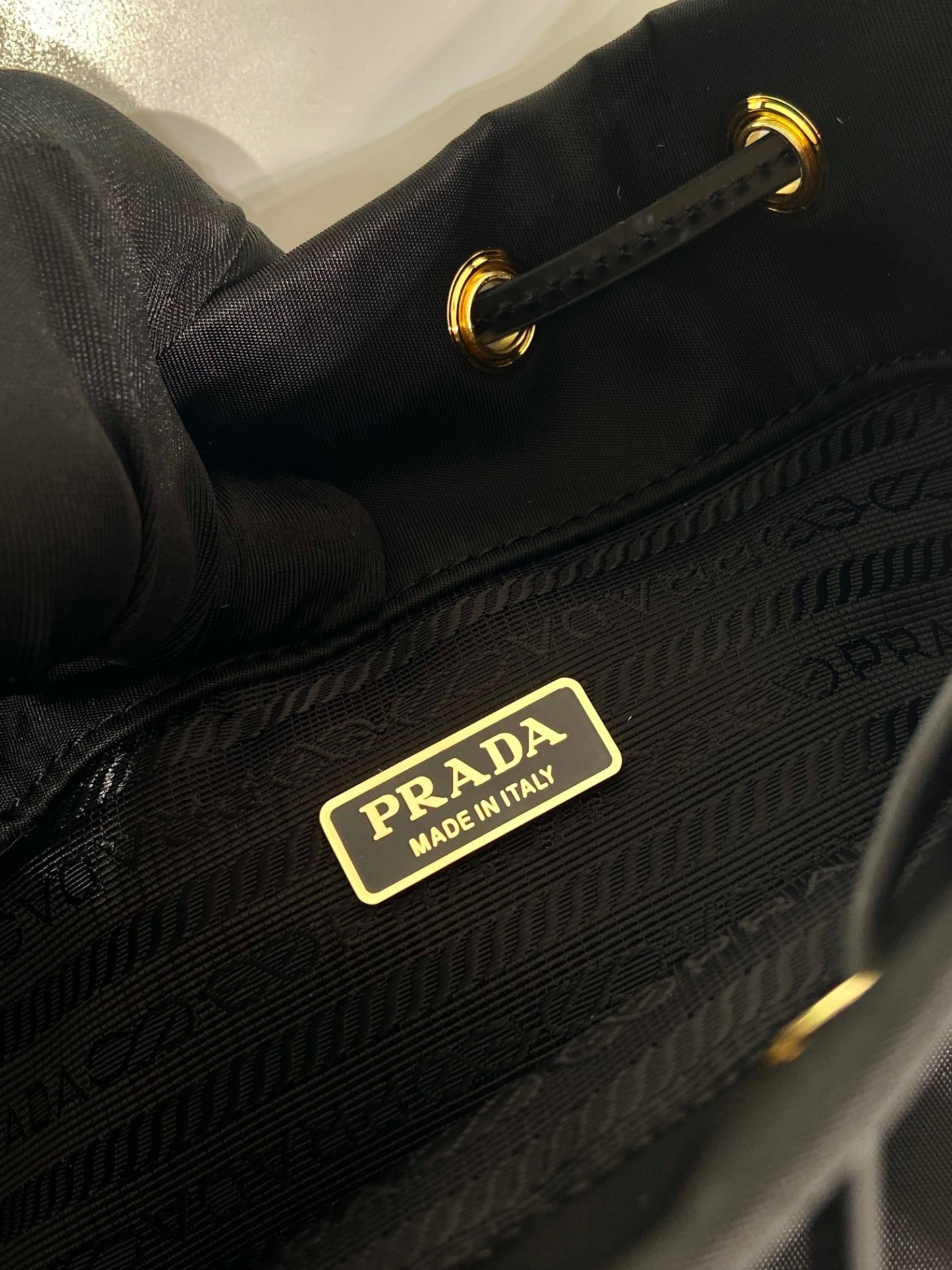 プラダ「Prada」  リニューサブルナイロン ミニバケットバッグ（Prada Re-Nylon Mini Bucket Bag）