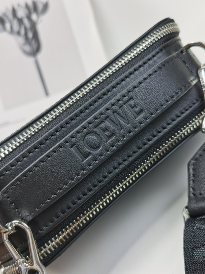 ロエベ「Loewe」ボディ カメラバッグ ミニ(サテンカーフ) カメラバッグ