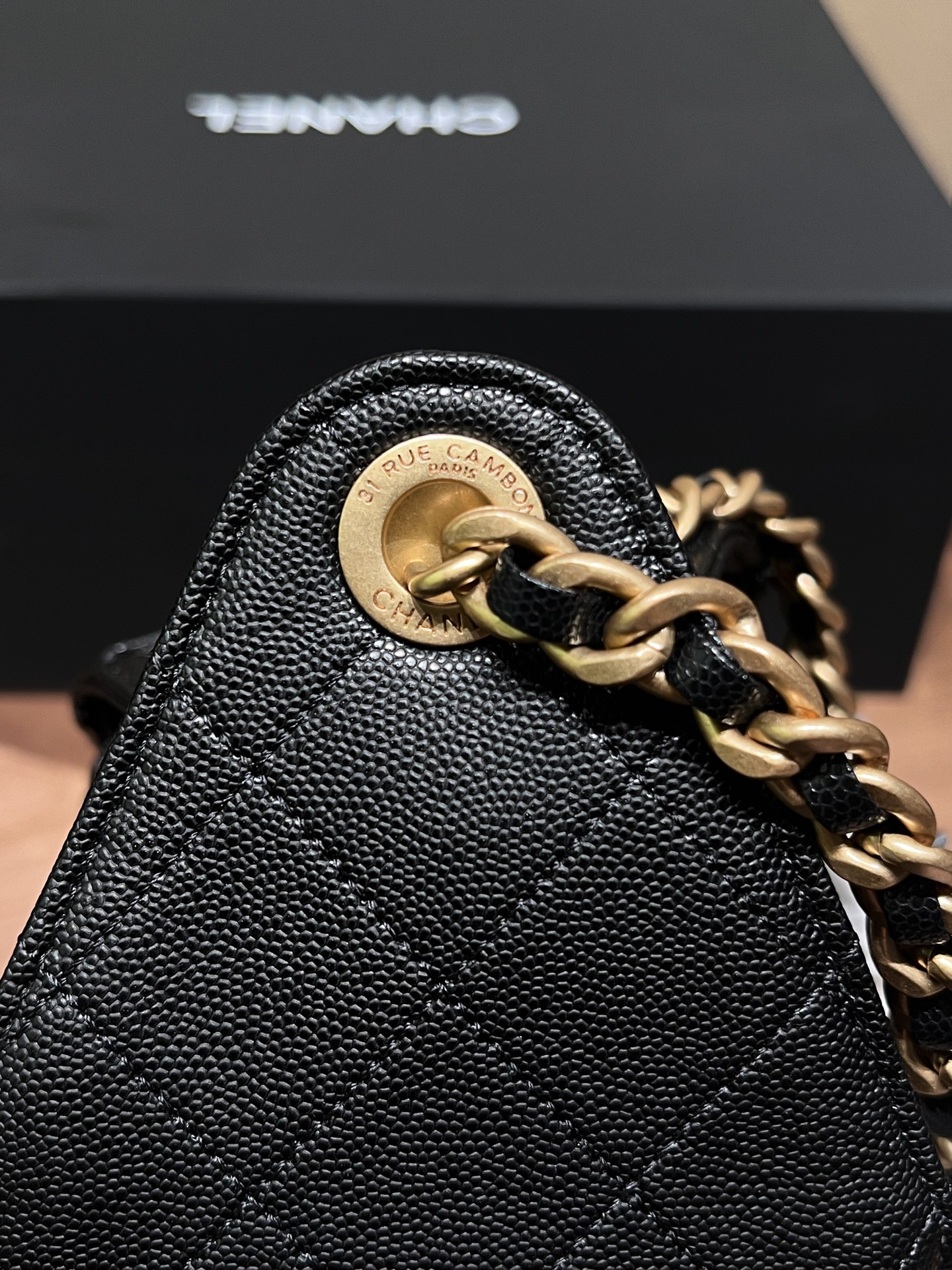 シャネル「Chanel」25S キャビアレザー ドローストリング バケットバッグ ブラック＆ゴールド