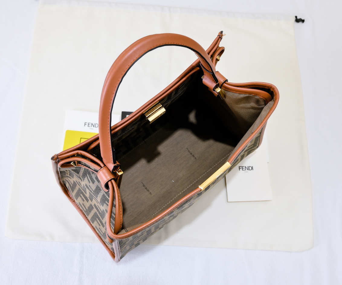 フェンディ「Fendi」  ピーカブー コレクション レザーショルダーバッグ