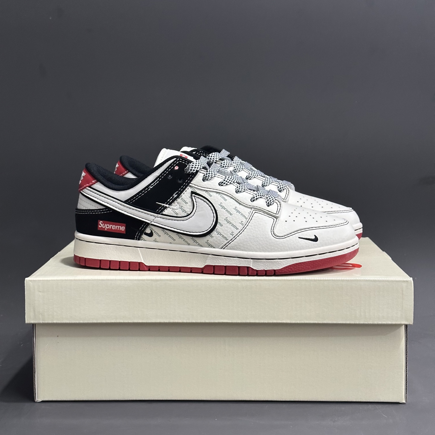 「コラボモデル」Supreme x Nike SB Dunk Low "Black/Red Double Swoosh" スケートシューズ