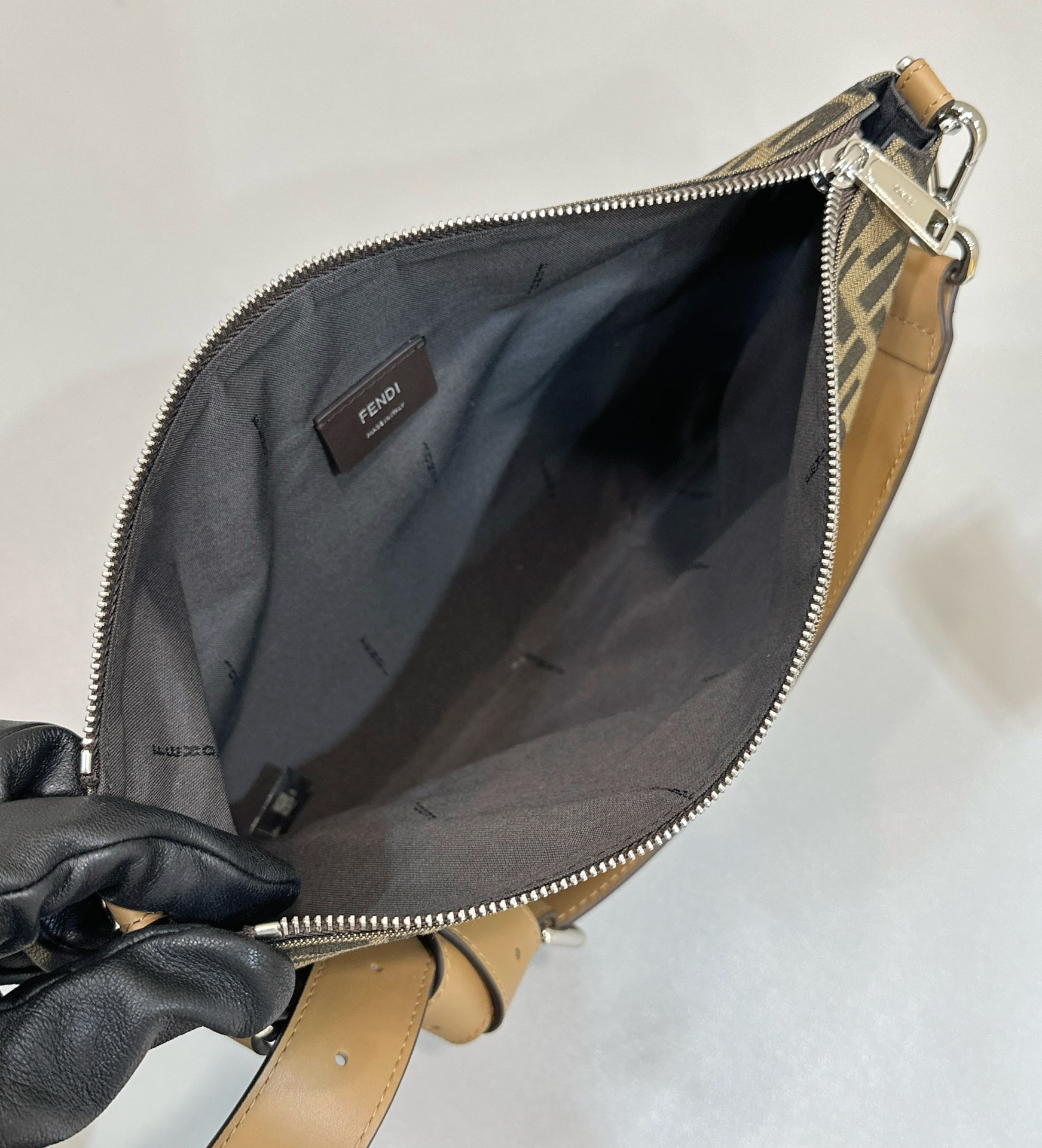 フェンディ「Fendi」Diagonal 薄型ジップクロージャー メッセンジャーバッグ