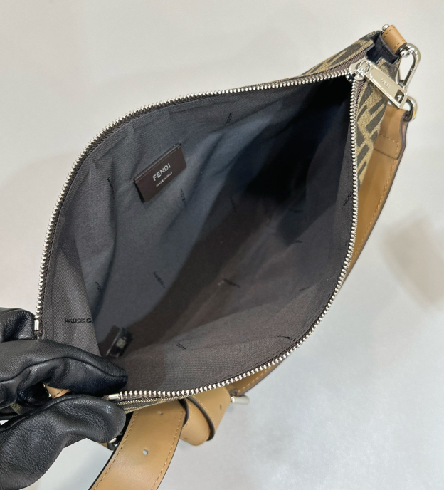 フェンディ「Fendi」Diagonal 薄型ジップクロージャー メッセンジャーバッグ