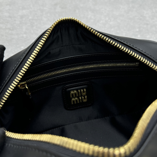 ミュウミュウ「Miu Miu」ソフティ パッド ボウリングバッグ ラムスキン