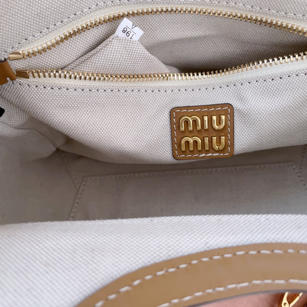 ミュウミュウ「Miu Miu」イセタン限定 トートバッグ スモール レザー