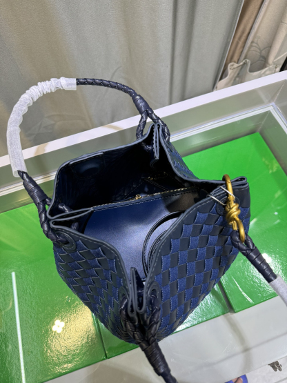 ボッテガ・ヴェネタ「Bottega Veneta」2024早秋 Andiamo Parachute ショルダーバッグ
