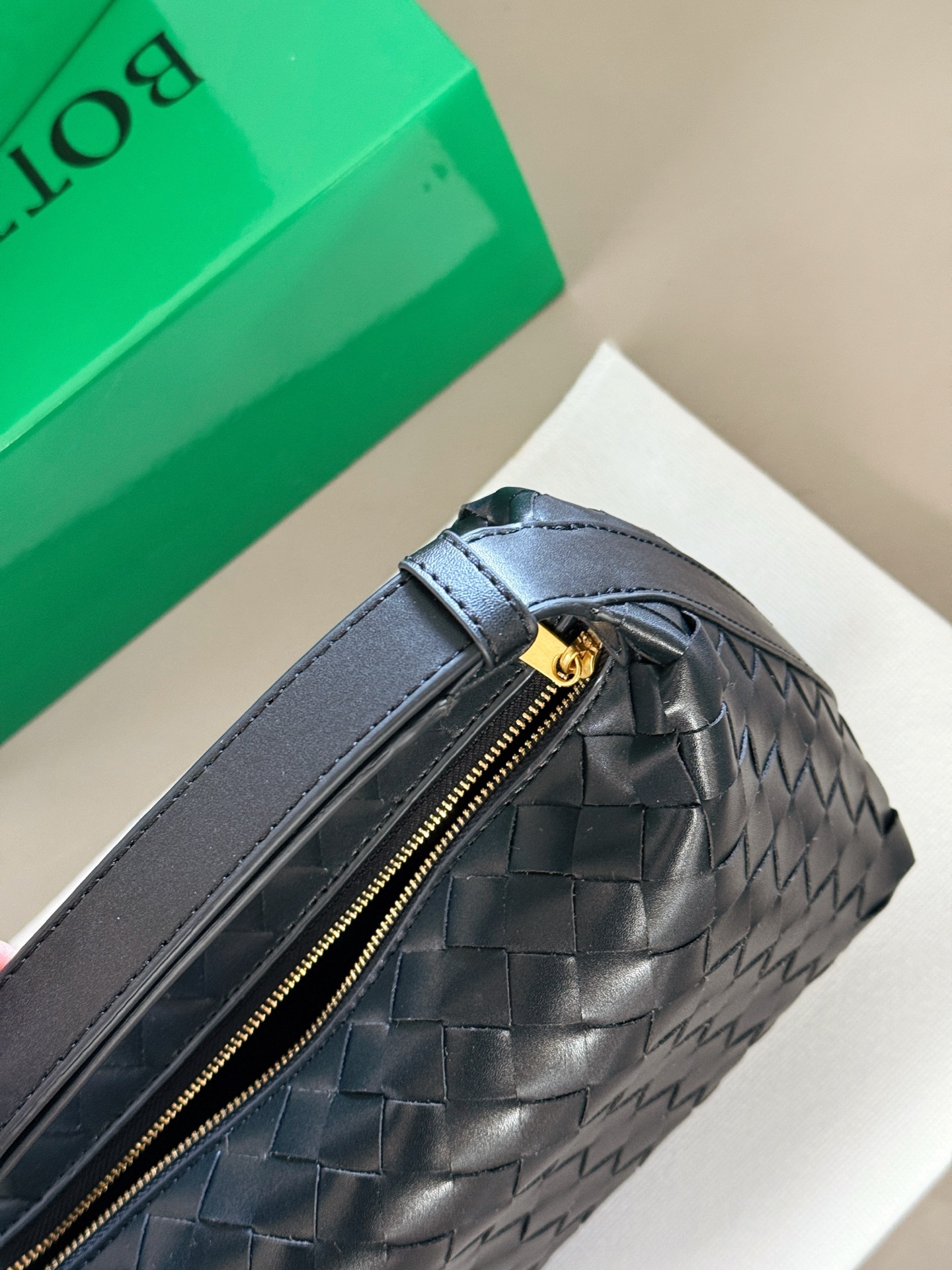 ボッテガ・ヴェネタ「Bottega Veneta」ウォレス レザー ショルダーバッグ