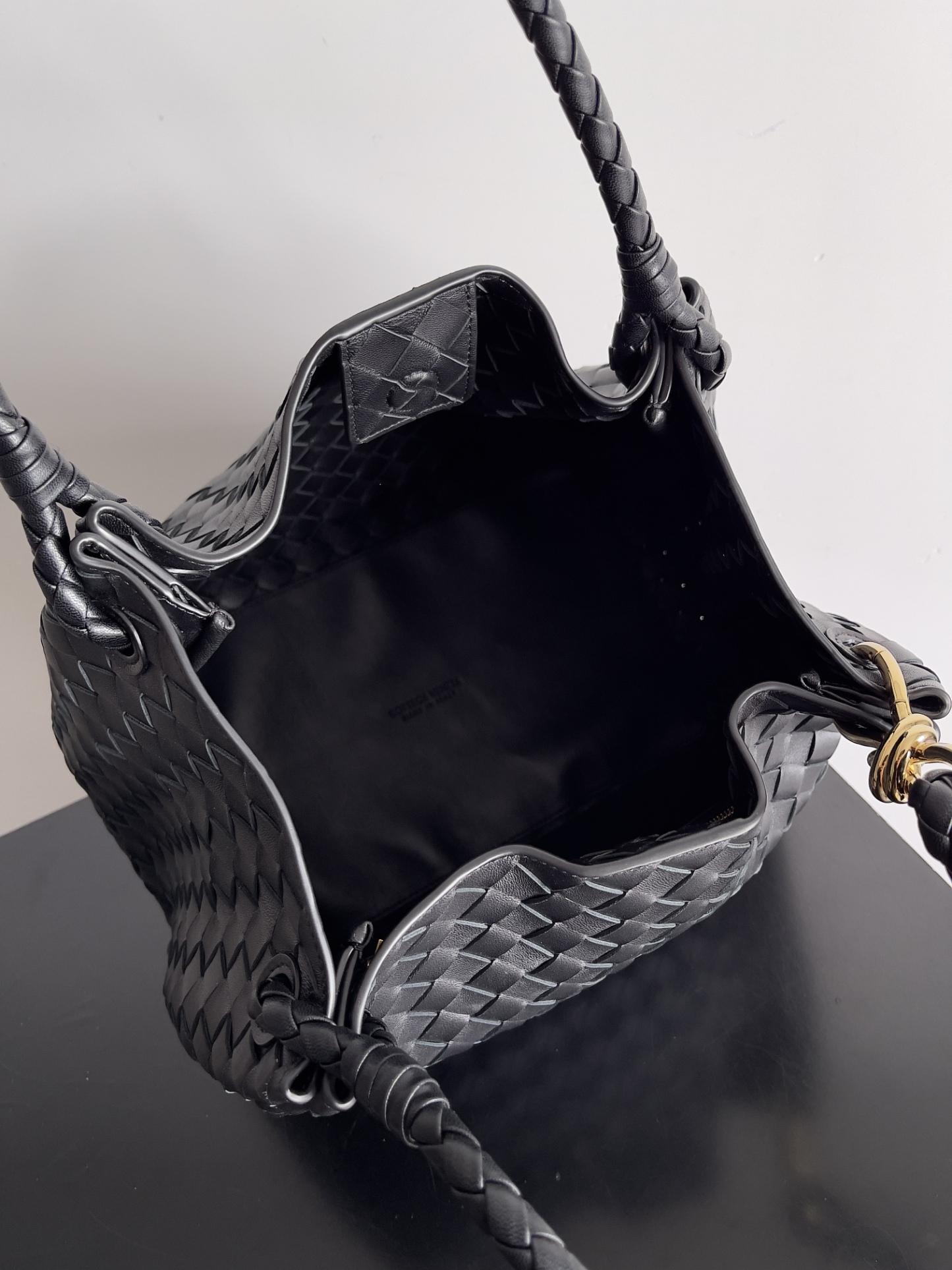 ボッテガ・ヴェネタ「Bottega Veneta」Andiamo Parachute レザーショルダーバッグ