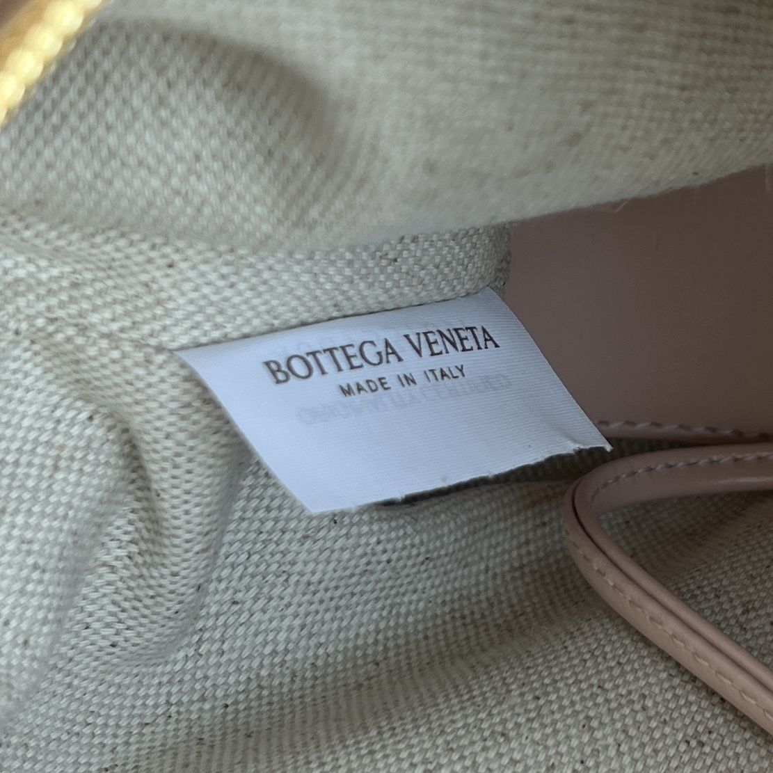 ボッテガ・ヴェネタ「Bottega Veneta」 Loo カメラバッグ