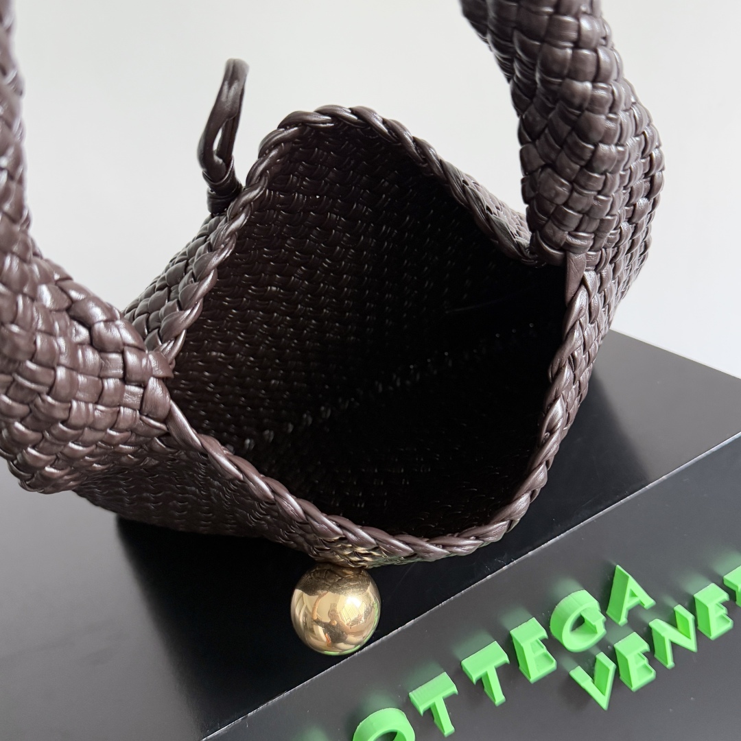 ボッテガ・ヴェネタ「Bottega Veneta」イントレチャート レザー ショルダーバッグ