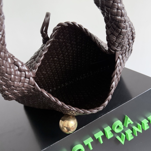 ボッテガ・ヴェネタ「Bottega Veneta」イントレチャート レザー ショルダーバッグ