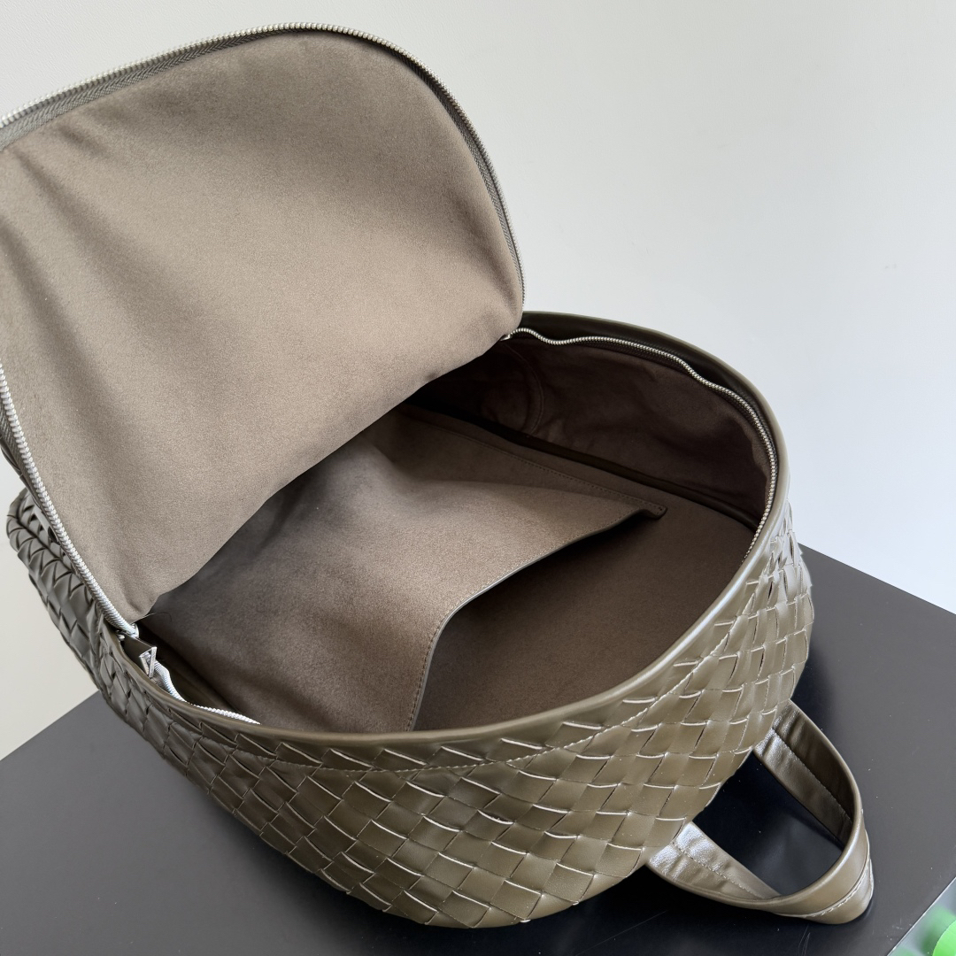 ボッテガ・ヴェネタ「Bottega Veneta」イントレチャート レザー バックパック