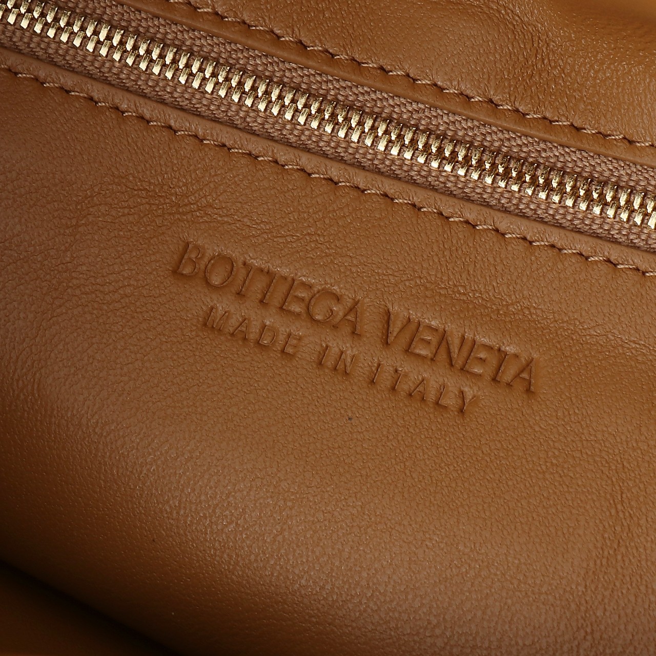 ボッテガ・ヴェネタ「Bottega Veneta」2025年 Hop ラージトートバッグ