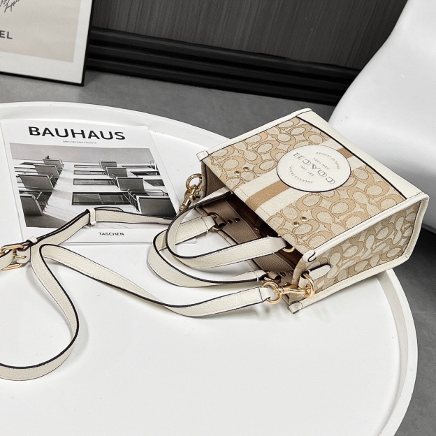 コーチ「Coach」シグネチャー ジャカード×レザー ショルダーバッグ