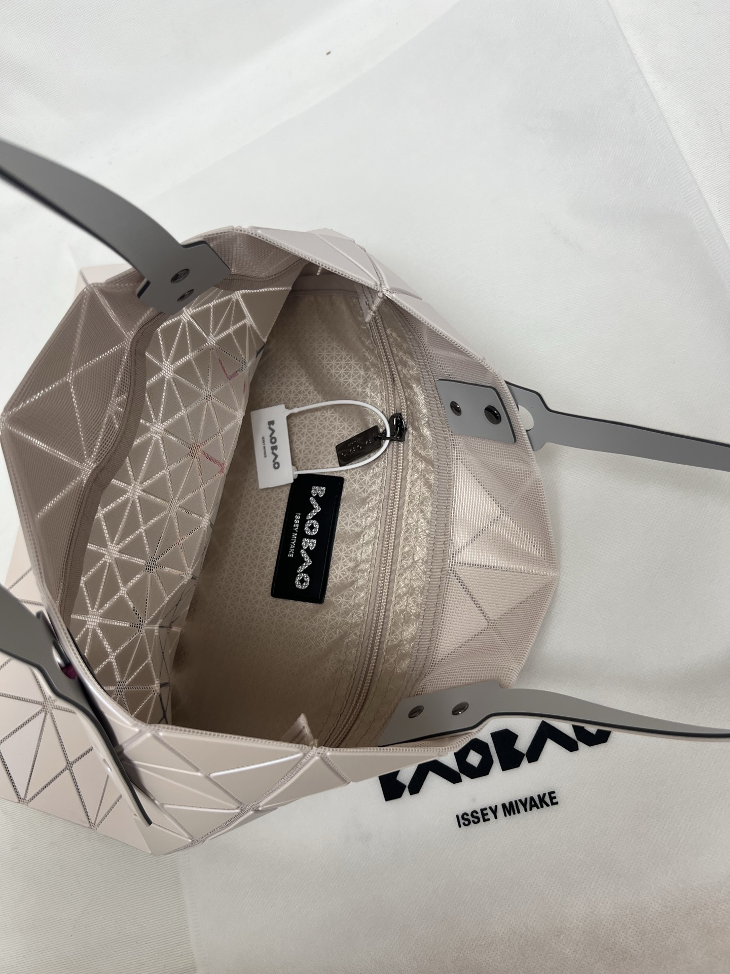 「コラボモデル」イッセイミヤケ × LABUBU ルーセントトートバッグ