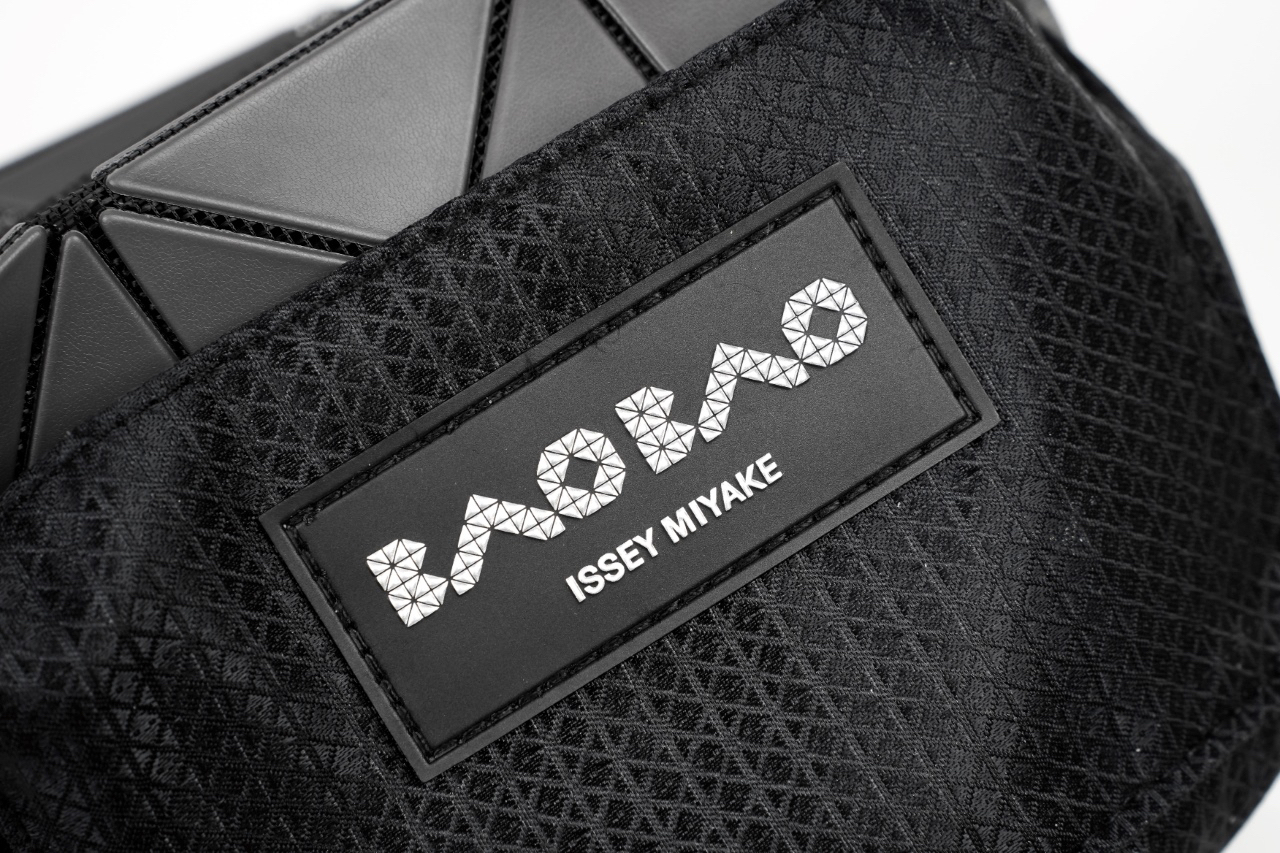 イッセイ・ミヤケ「Issey Miyake」プレッソ チャコールグレーショルダーバッグ
