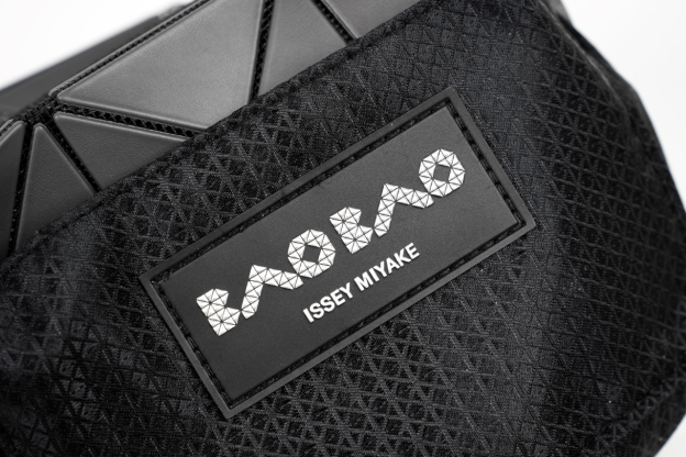 イッセイ・ミヤケ「Issey Miyake」プレッソ チャコールグレーショルダーバッグ