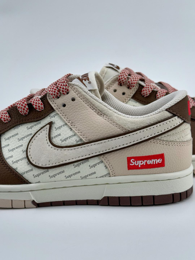 「コラボモデル」NIKE SB DUNK LOW x SUPREME "WHITE/BEIGE/RED STARRY" スケートシューズ