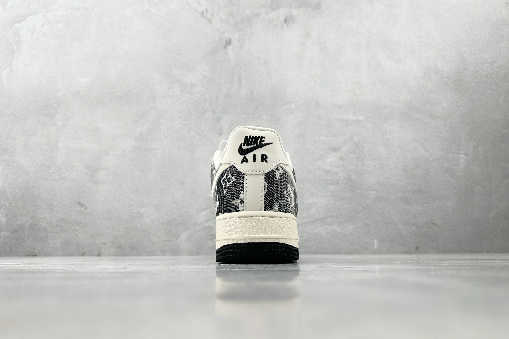 「コラボモデル」Louis Vuitton x Nike1 '07 スニーカー