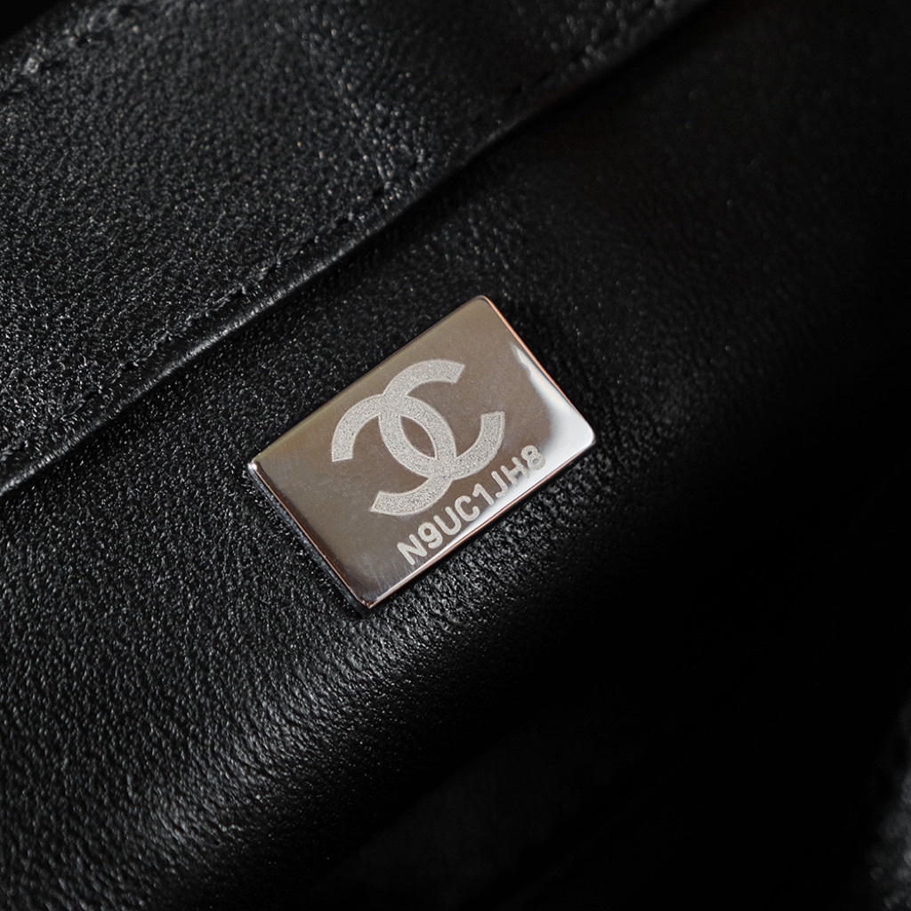 シャネル「Chanel」25P ブレイジングラメ — 爆発的な輝きで魅せる高密度ラメの圧倒的グラマー