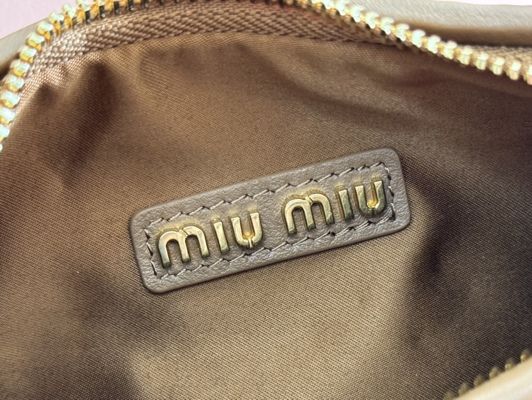 ミュウ ミウ(Miu Miu)ワンダー マトラッセ ラムスキンのホーボー ミニバッグ