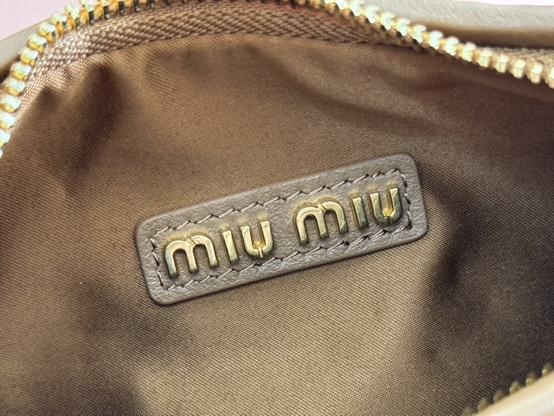 ミュウ ミウ(Miu Miu)ワンダー マトラッセ ラムスキンのホーボー ミニバッグ