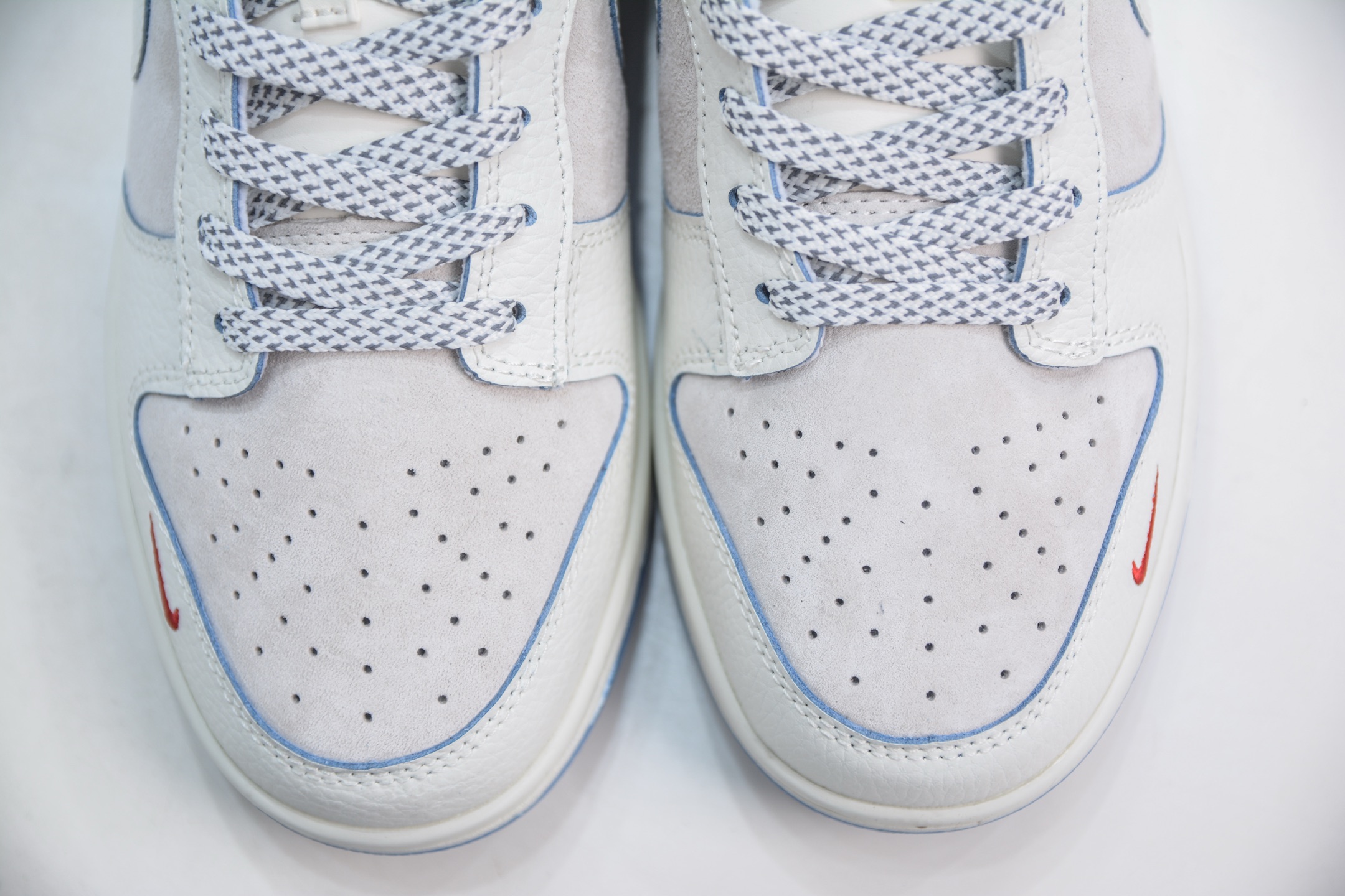 「コラボモデル」Supreme x Nike SB Dunk Low Pro QS "Triple Mini Swoosh"