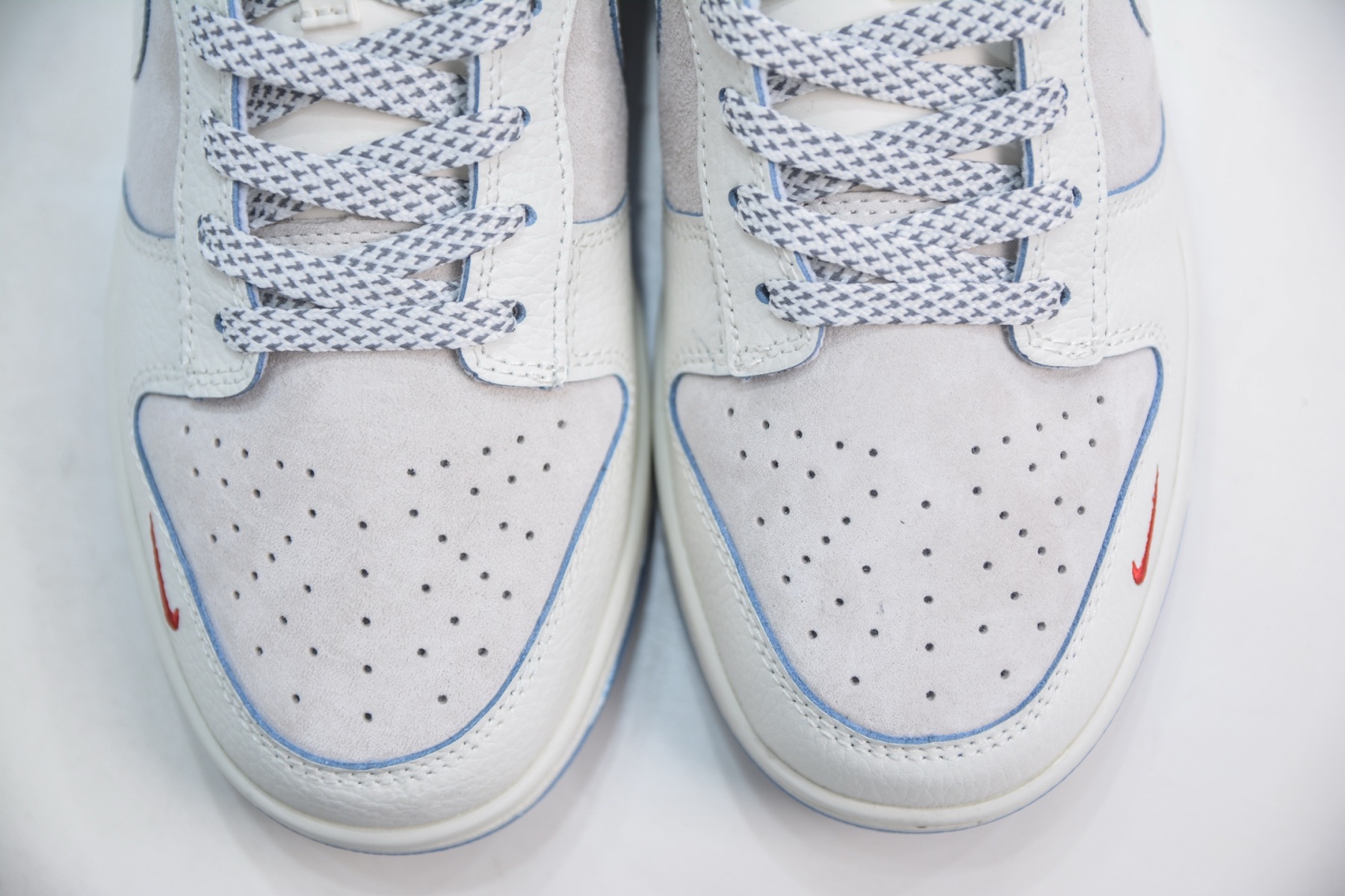 「コラボモデル」Supreme x Nike SB Dunk Low Pro QS "Triple Mini Swoosh"