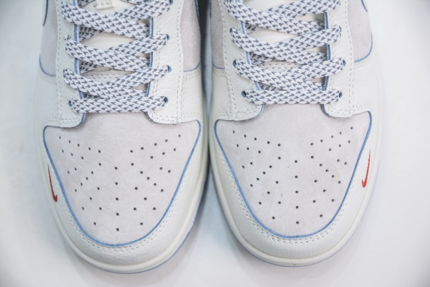 「コラボモデル」Supreme x Nike SB Dunk Low Pro QS "Triple Mini Swoosh"