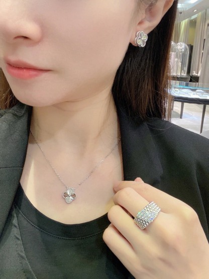 ヴァン クリーフ＆アーペル「Van Cleef & Arpels」ペンダントネックレス