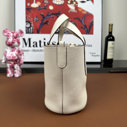 エルメス「Hermès」In-the-Loop 18 ハンドバッグ