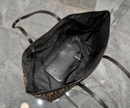 フェンディ「Fendi」ロゴ ラージトートバッグ