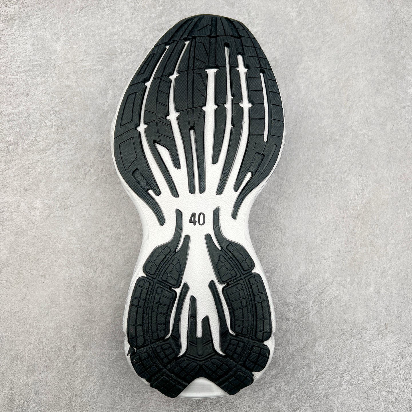 バレンシアガ「Balenciaga」ラウンドつま先のプラットフォームスニーカー