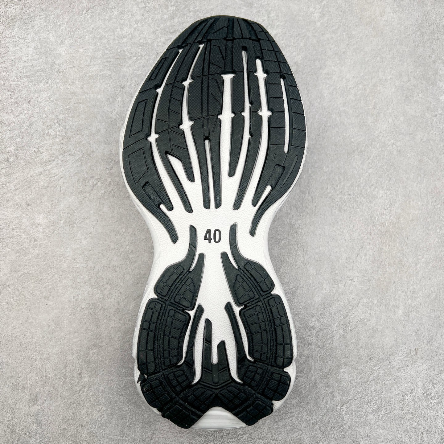 バレンシアガ「Balenciaga」ラウンドつま先のプラットフォームスニーカー